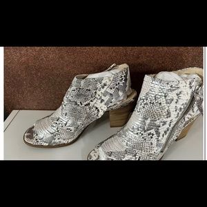 Paul Green cayenne Silver snake peep toe sandals/booties. New No Box. Very cute
